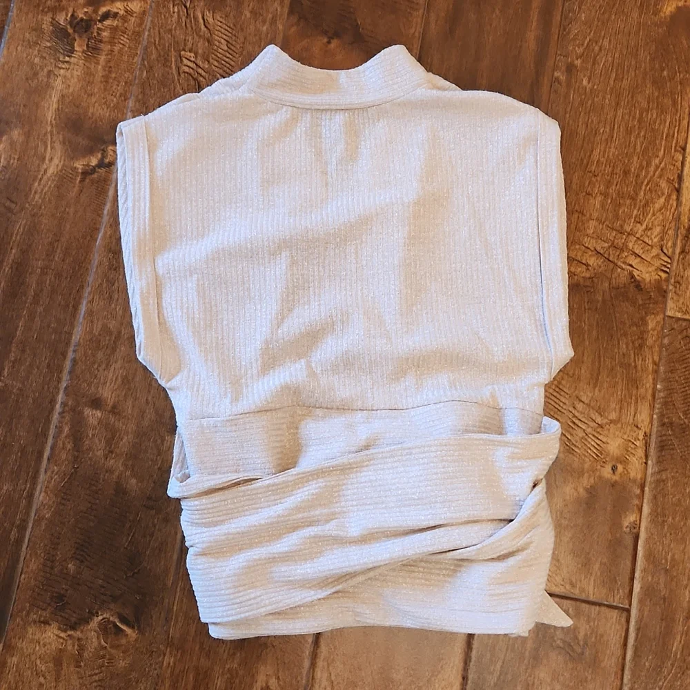 Express tie waist v-neck metallic tank - Picture 7 of 10